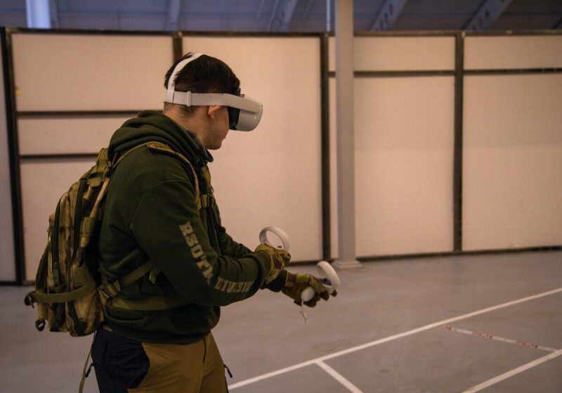Погружение в виртуальный мир с VR-гарнитурой LASERWAR