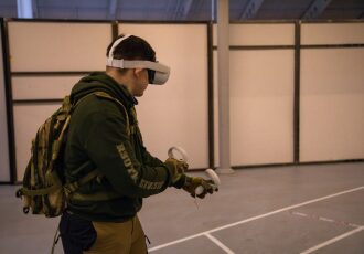 Погружение в виртуальный мир с VR-гарнитурой LASERWAR
