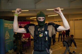 Боец LASERWAR демонстрирует силу перед игрой.
