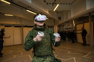 Боец в VR-гарнитуре LASERWAR с контроллерами осваивает виртуальный мир.