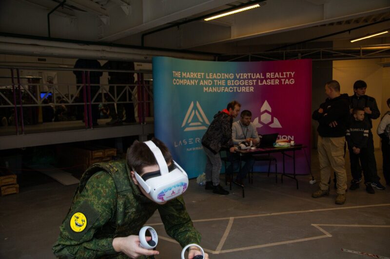 Игрок в камуфляже осваивает VR-гарнитуру LASERWAR.