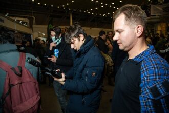 Молодой человек изучает лазертаг-оружие LASERWAR.