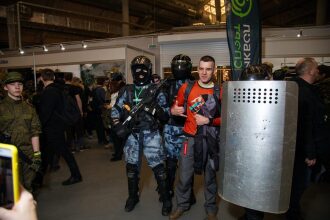 Группа игроков LASERWAR позирует с защитным щитом