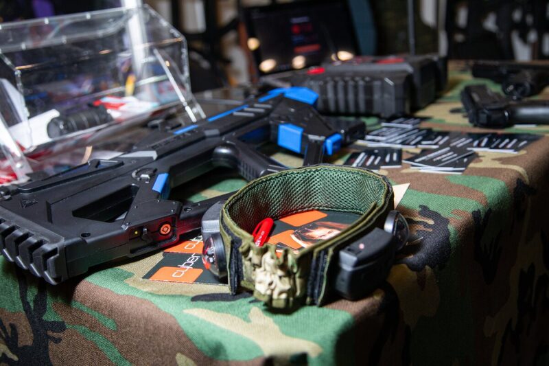 Тактический жилет LASERWAR с красным маркером готов к игре.