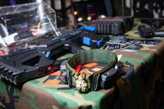 Тактический жилет LASERWAR с красным маркером готов к игре.
