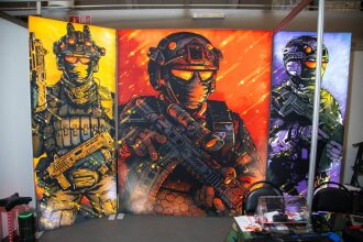 Три стилизованных бойца LASERWAR на ярких полотнах.