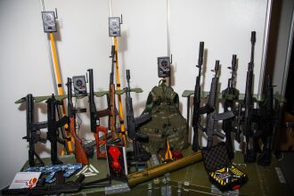 Разнообразие лазертаг-оружия LASERWAR на стенде