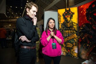 Парень и девушка обсуждают арт LASERWAR