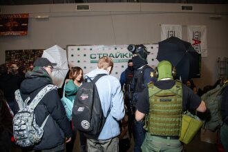 Группа людей в тактической экипировке LASERWAR.