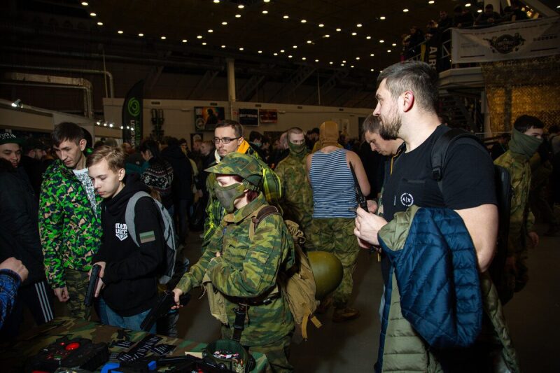 Участники выставки LASERWAR примеряют экипировку