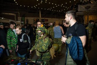 Участники выставки LASERWAR примеряют экипировку
