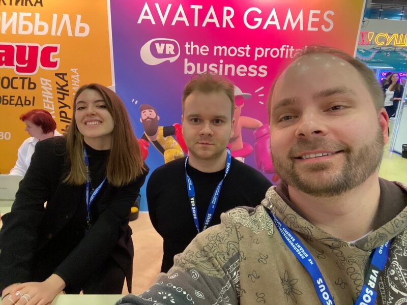 Команда LASERWAR на выставке с логотипом AVATAR GAMES.