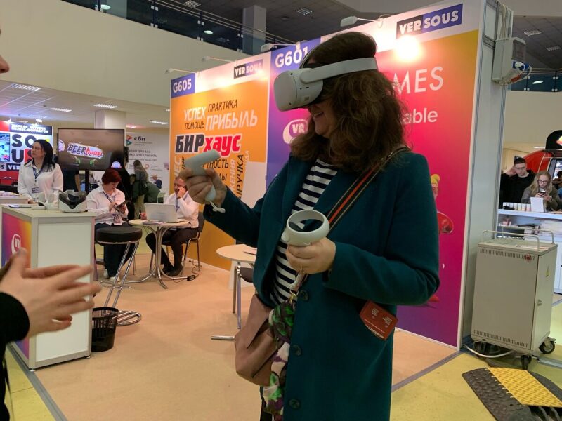 Тестирование VR-контроллера на выставке.