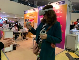Тестирование VR-контроллера на выставке.