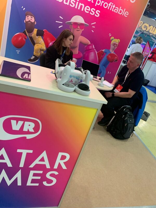 Разговор о VR-технологиях за столом.