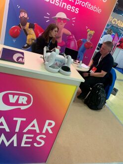 Разговор о VR-технологиях за столом.