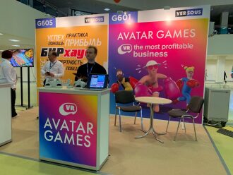 Представители LASERWAR демонстрируют VR-оборудование.