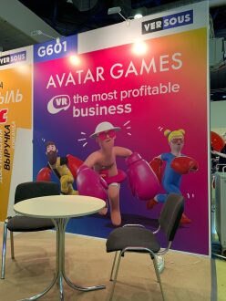 Боксеры на ярком стенде AVATAR GAMES.
