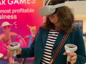 Женщина погружается в мир VR с контроллерами.