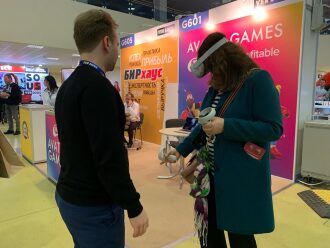 Изучение VR-контроллеров на стенде AVATAR GAMES.