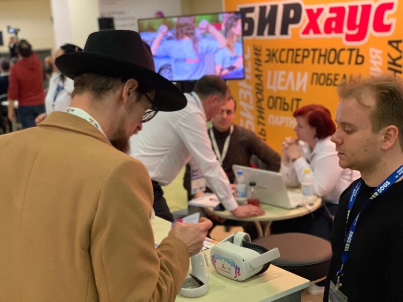 VR-гарнитура LASERWAR на выставочном столе.