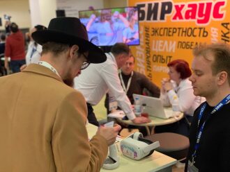 VR-гарнитура LASERWAR на выставочном столе.
