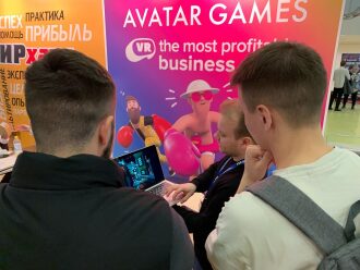 Изучение игрового процесса на ноутбуке.