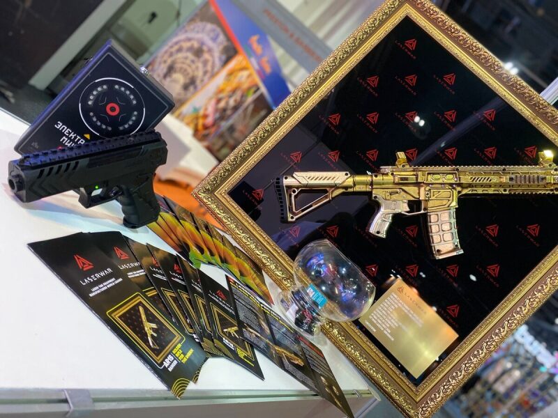 Золотой автомат LASERWAR в роскошной раме.