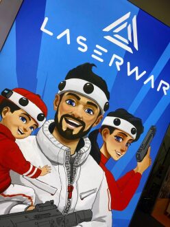 Счастливая семья играет в лазертаг LASERWAR.
