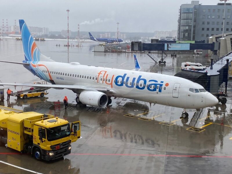 Самолет Flydubai готовится к вылету в аэропорту