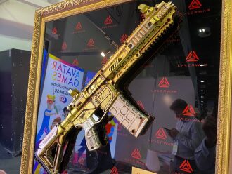 Золотой бластер LASERWAR в винтажной раме.