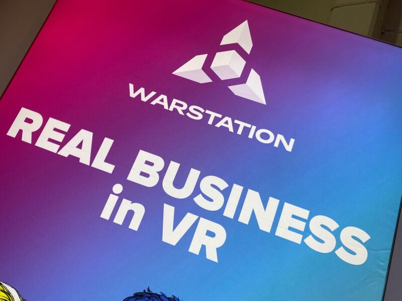 Логотип Warstation и слоган "Real Business in VR".