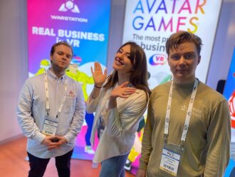 Команда LASERWAR на фоне VR-баннеров.