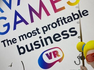 VR-логотип и золотая удочка на выставке