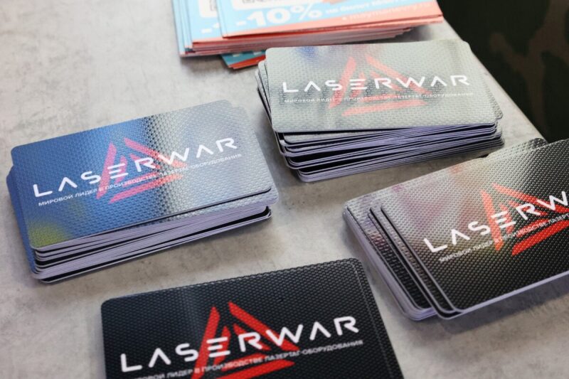 Стопки визиток LASERWAR на сером фоне.