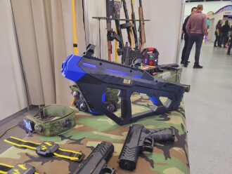 Футуристичный бластер LASERWAR с синими акцентами.