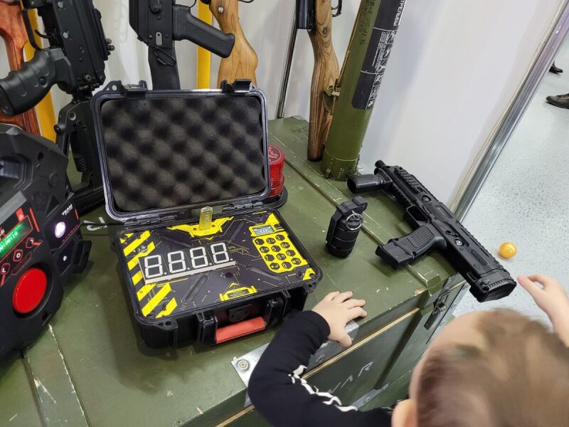 Ребенок изучает тактический кейс с лазертаг-оборудованием LASERWAR.
