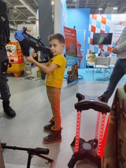 Мальчик с футуристичным лазертаг-автоматом LASERWAR.