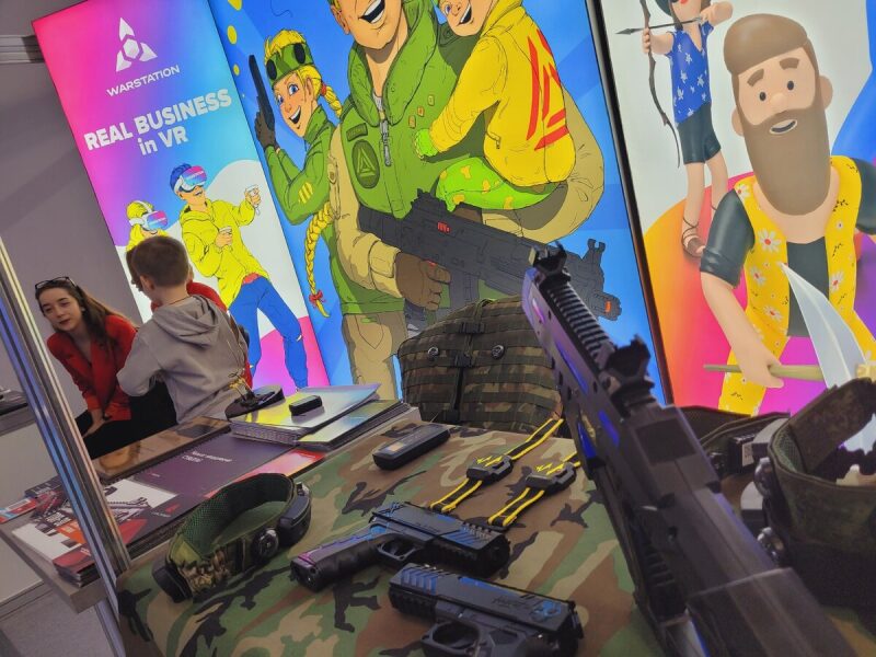 Игровое оружие LASERWAR на камуфляжном столе.