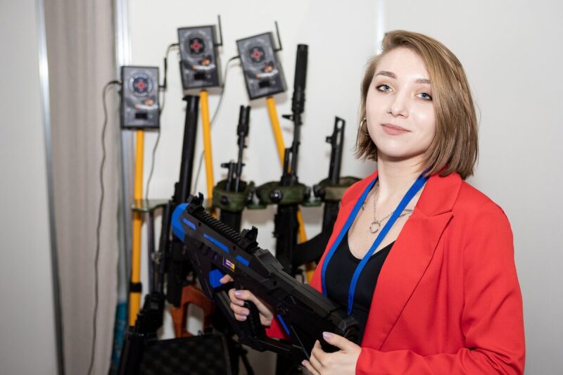 Девушка демонстрирует футуристичное оружие LASERWAR.