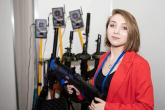Девушка демонстрирует футуристичное оружие LASERWAR.