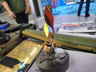 Награды и лазертаг-оружие LASERWAR на стенде.