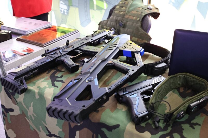Лазертаг-оружие LASERWAR на камуфляжном столе.