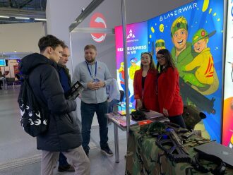 Посетители стенда LASERWAR изучают продукцию