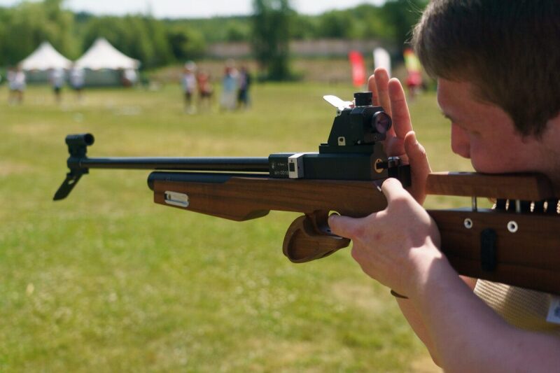 Игрок LASERWAR готовится к выстрелу из винтовки