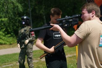 Игрок LASERWAR с оптикой прицеливается