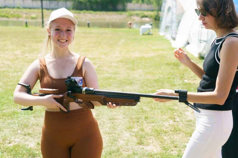 Улыбка и винтовка LASERWAR в руках девушки