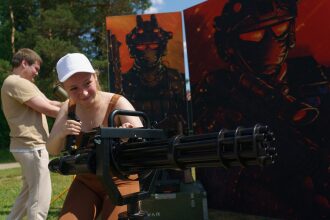 Девушка пробует вращающийся пулемет LASERWAR