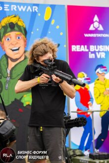 Игрок целится из лазертаг-винтовки LASERWAR.