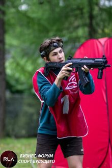Молодой боец LASERWAR с винтовкой наготове